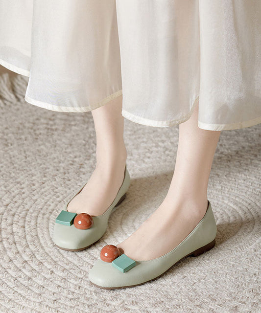 Zapatos planos de piel de vaca en color verde claro con diseño elegante