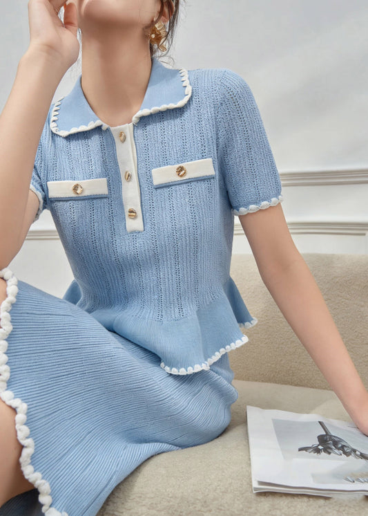 Conjunto de dos piezas de camisa de punto con botones y falda de retazos azul entallado de manga corta