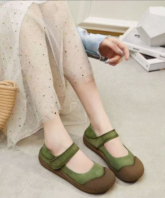 Zapatos planos de mujer en piel de vacuno verde con hebilla y paneles combinados