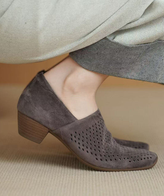 Zapatillas grises de suela gruesa con diseño calado, ante y combinación de materiales de boutique