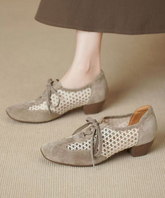 Zapatillas deportivas de suela gruesa color caqui claro con diseño calado y cordones