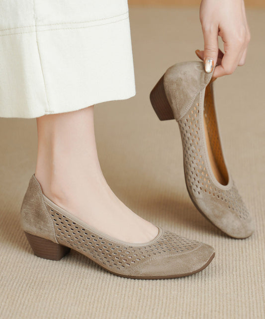 Zapatos nuevos de gamuza color caqui, suela gruesa, cómodos, con diseño de empalme y calados.