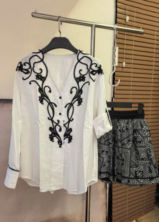 Conjunto de dos piezas de camisa con cuello en V y estampado y pantalones cortos de diseño original para primavera