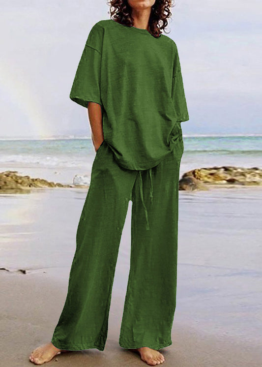 Conjunto de dos piezas de camiseta de manga corta con parches y pantalones de pierna ancha en color verde militar para tallas grandes